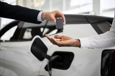 Borne de recharge solaire, la solution écologique pour votre véhicule électrique